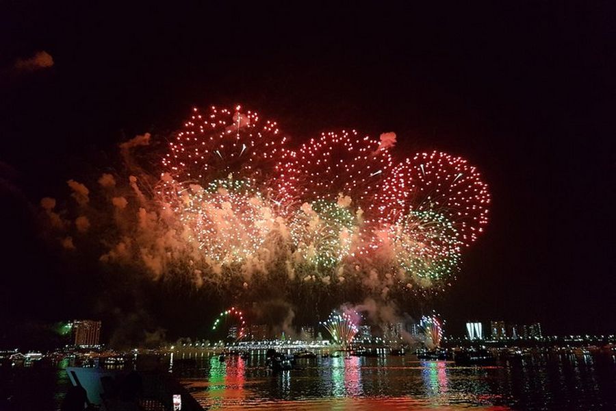 Celebre o Réveillon em um barco na Amazônia.